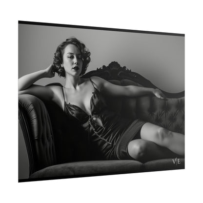 Poster Beautiful Vintage Woman on a Couch