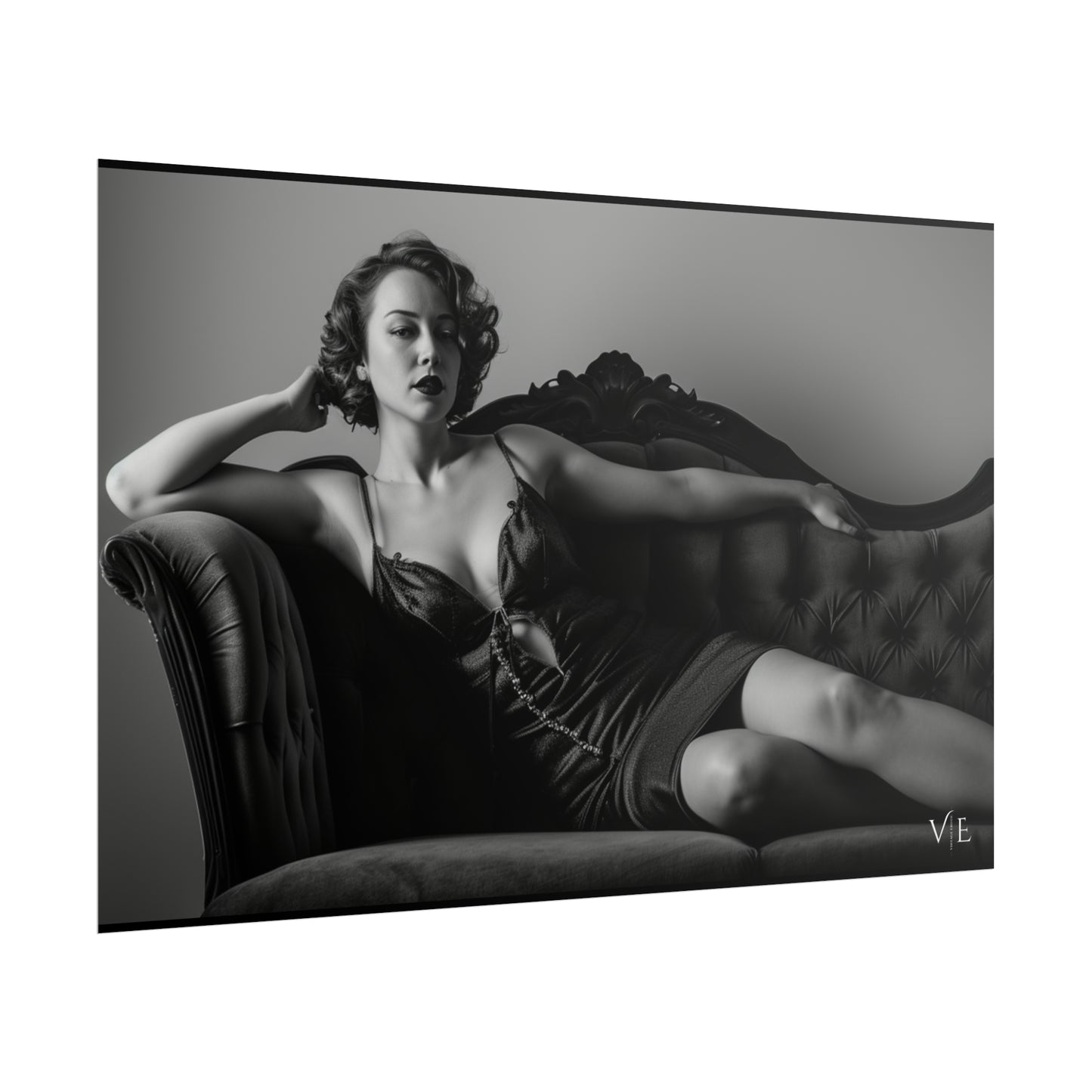 Poster Black and White Vintage Woman on a Couch